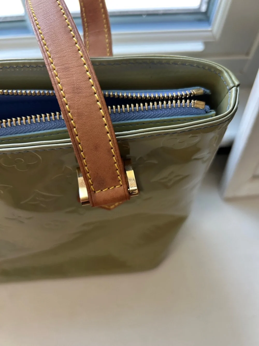 7007. ✨LUXURY✨Louis Vuitton Olive Vernis MonoTote w/ Tan Leather Handles. COA. - Picture 12 of 16